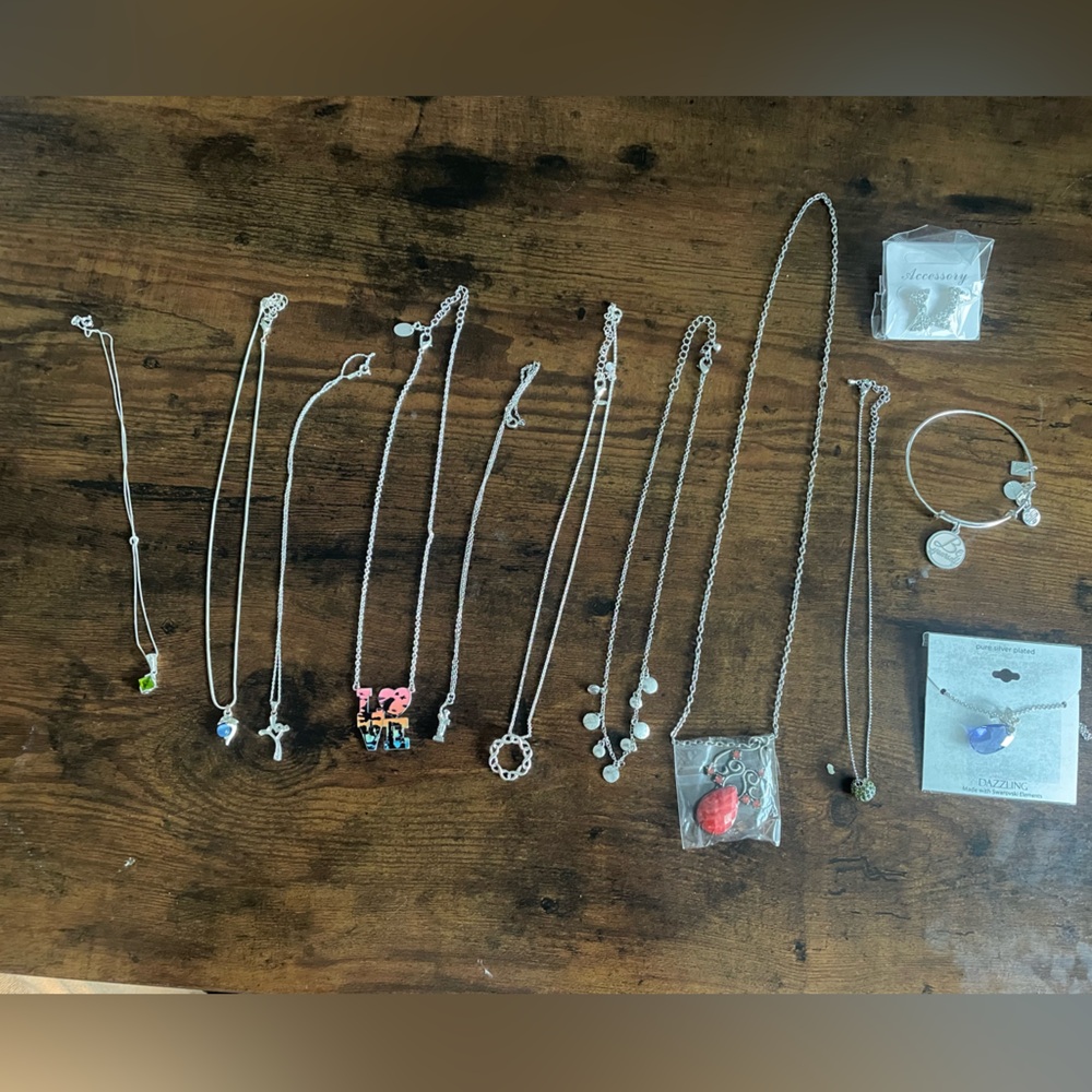 Silver jewelry pack with necklaces, earrings and bracelet